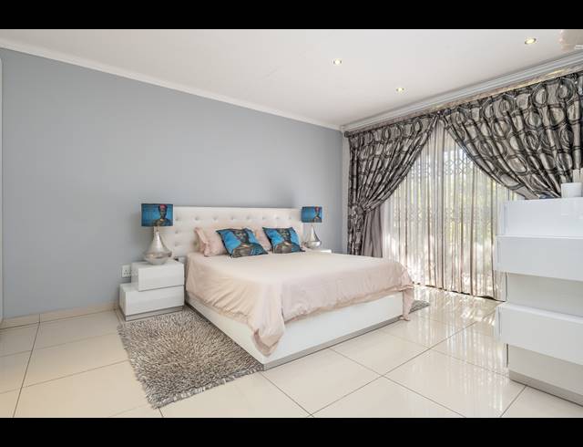 6 BEDROOM HOUSE FOR SALE IN FLAMWOOD
